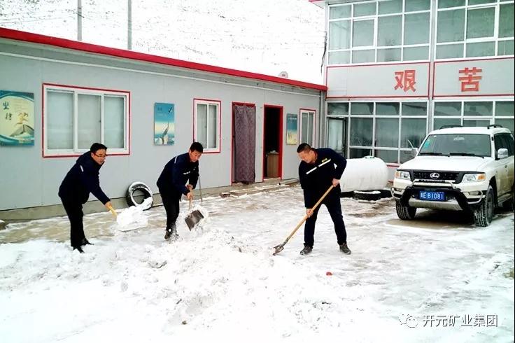 人間四月芳菲盡，山中春雪還復(fù)來